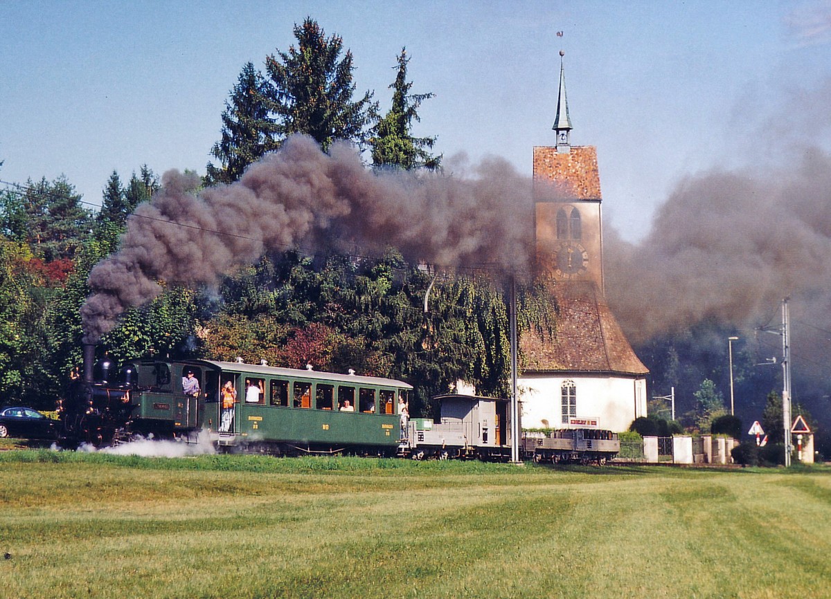WB: Der Dampfbetrieb auf dem Waldenburgerli ist stark gef�hrdet. Weil die Originalpersonenwagen aus den 1930er Jahren, die f�r den letztj�hrigen Betrieb notsaniert worden waren, f�r 1,5 bis 2 Millionen Franken vollst�ndig �berholt werden m�ssen, verkehren im Jahre 2015 keine Dampfz�ge im Waldenburgertal zwischen Waldenburg und Liestal. Auch die ferne Zukunft des Dampfbetriebes ist ungewiss. Spricht sich n�mlich das Parlament des Kantons Baselland f�r die Verbreiterung der Spur auf 100 Zentimeter aus, hat die  GEDEON THOMMEN , 1902 mit ihrer Spurweite von 75 Zentimeter (schm�lste Spurweite der Schweiz) f�r immer ausgedampft. Gemischter Dampfzug vor der Kulisse der Kirche St. Peter zwischen Niederdorf und Oberdorf BL am 24. September 2005, anl�sslich der Feierlichkeiten zum Jubil�um 125 Jahre Waldenburgbahn.
Foto: Walter Ruetsch 