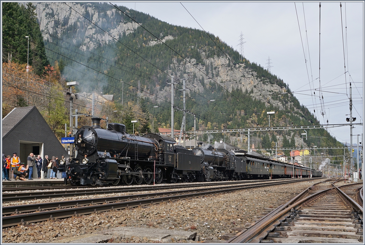 Wenn Elefanten dampfen. Die Fahrt der beiden C 5/6 2978 und 2969 über den Gotthard war ein ganz besonderes Erlebnis. 
Hier wartet der Zug in Göschenen um für die Weiterfahrt entsprechend formiert zu werden. D.h. für die Fahrt durch den Gotthard Tunnel wird den beiden Elefanten die Re 4/4 11161 vor die Nase bzw. Rüssel gestellt.

21. Okt. 2017