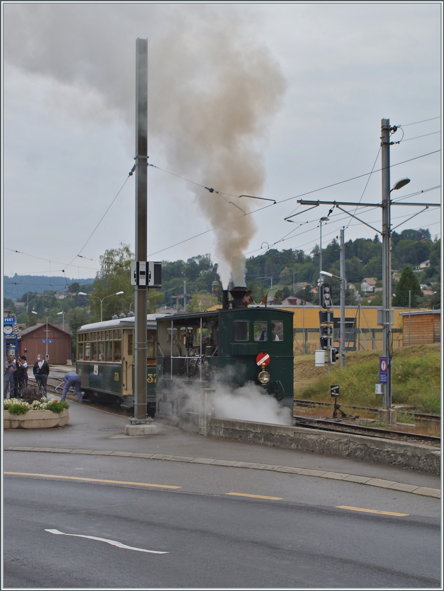Wer heute in ein leise surrendes Tram einsteigt, kann sich wohl kaum verstellen wie das früher einmal war... Das dampfende (und rauchende) Berner Tram mit der G 3/3 12, 1894 BTG (Eigentum der Stiftung BERNMOBIL historique) und dem Tramwagen 370 beim  Tramorama -Anlass in Blonay. 

10. September 2021 