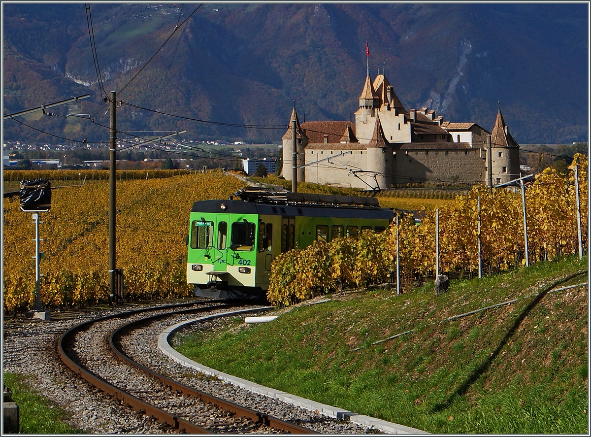 Wie ganz links am Bildrand zu sehen: Nach 100 Jahren bekommt die ASD Signale.
Beim Schloss von Aigle fährt der ASD BDe 4/4 402 mit seinem Bt Richtung Les Diablerets. 
3. Nov. 2014 