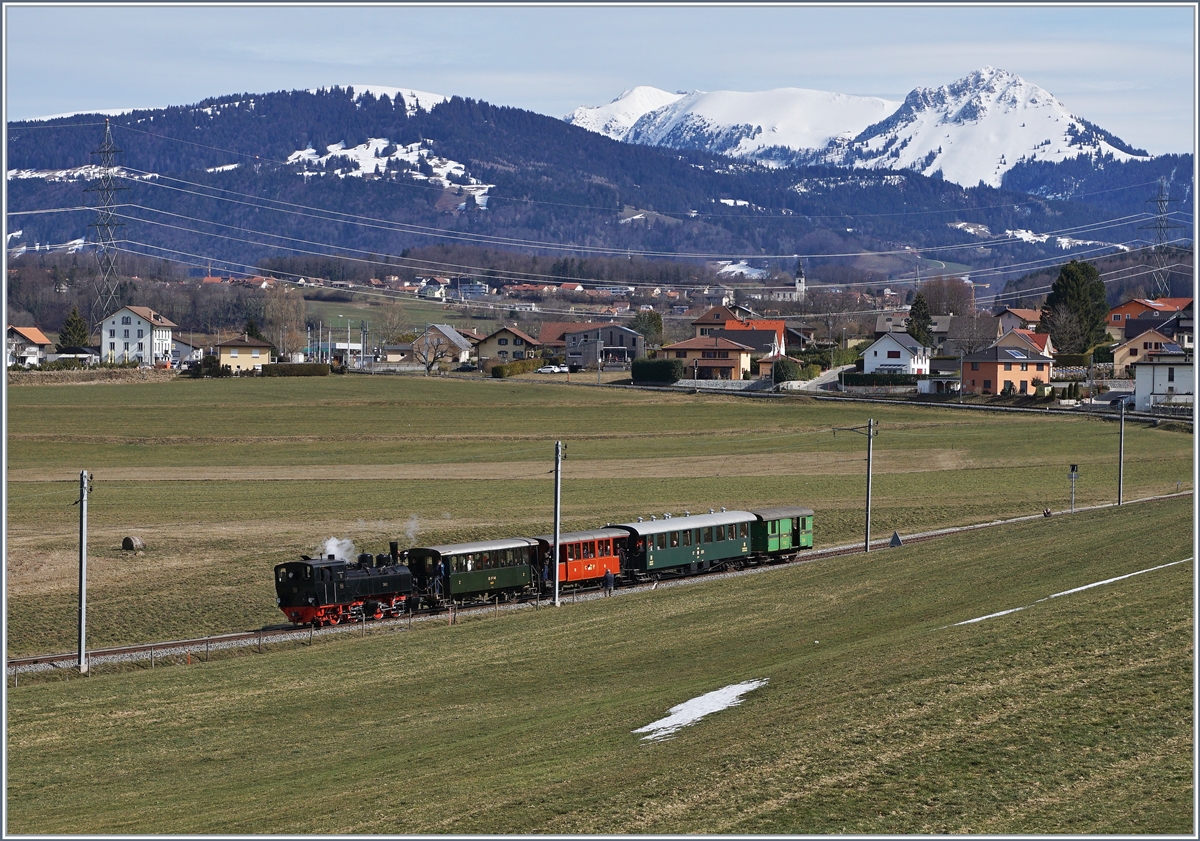 Wie klein und zierlich die Blonay-Chamby G 2x 2/2 105 ist, zeigt sich erst, wenn sie sich in der weiten Landschaft zeigt: Der Dampfextrazug zum Beginn des baldigen Streckenunterbruchs und Bahnhofsneubau von Châtel kurz nach Bossennens auf der Fahrt nach Palézieux. 

3. März 2019