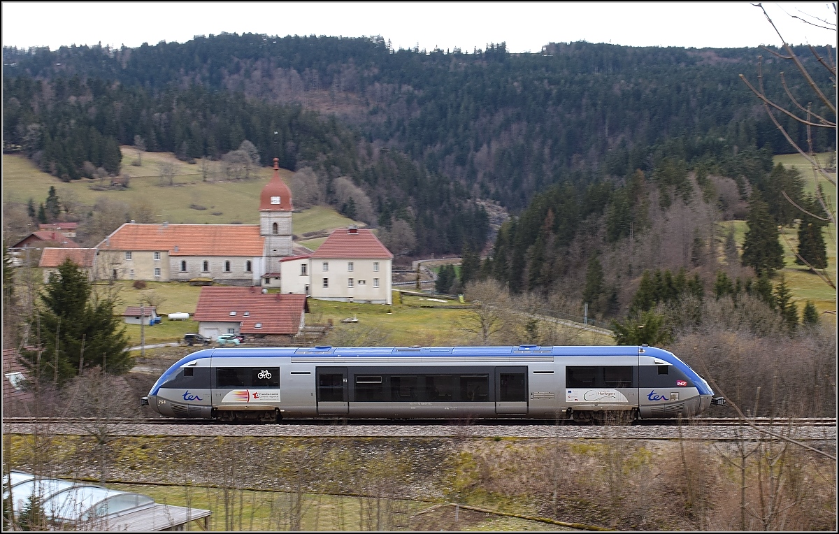 X 73754 windet sich aus dem Doubstal bei La Colombière. April 2018.