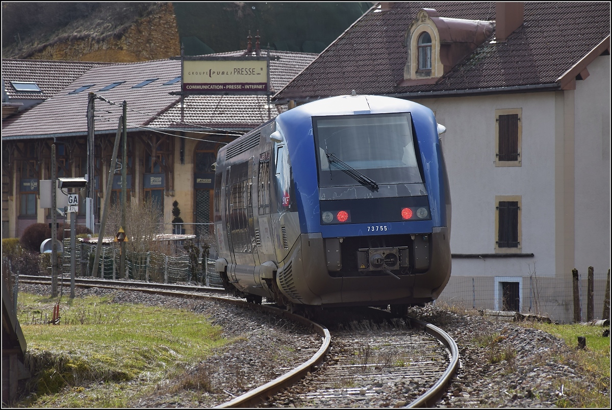 X 73755 bei der Ausfahrt aus Morteau. April 2018.