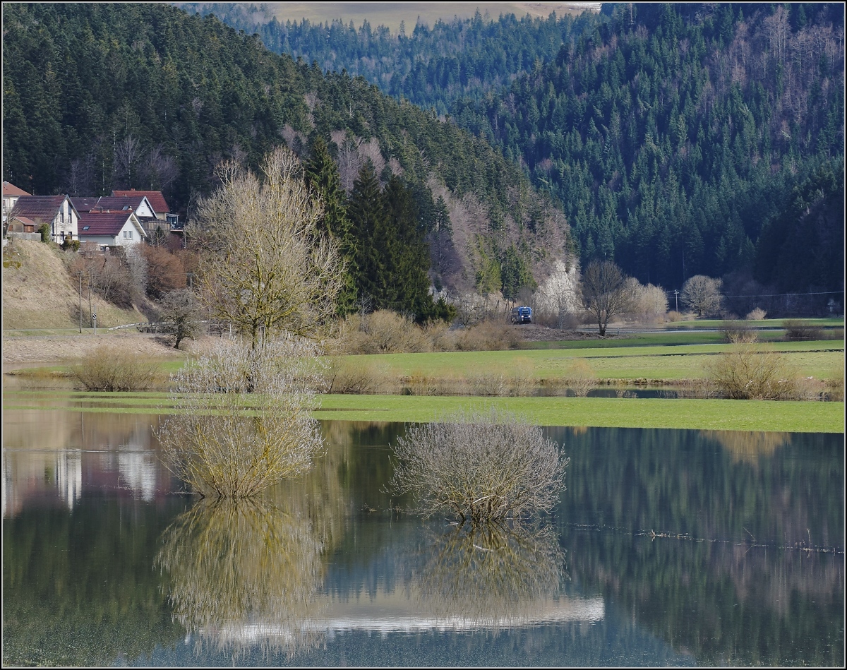 X 73755 bei der Einfahrt nach Morteau. Im Vordergrund der über die Ufer getretene Doubs. Zufällig war ich zur rechten Zeit dort. Bei nur 3 fotografierbaren Zugpaaren samstags habe ich sogar zwei kurz hintereinander stattfindende Fahrten erwischt. Daher wiederholen sich ein paar Bilder mit dem zweiten Blauwal. Kann man bestimmt trotzdem geniessen. April 2018.

