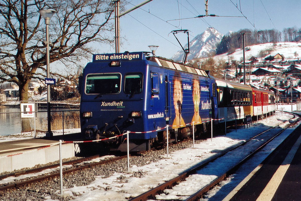 ZB: HGe 101 mit IR Luzern - Interlaken Ost bei Sachslen am 5. Februar 2005.
Foto: Walter Ruetsch