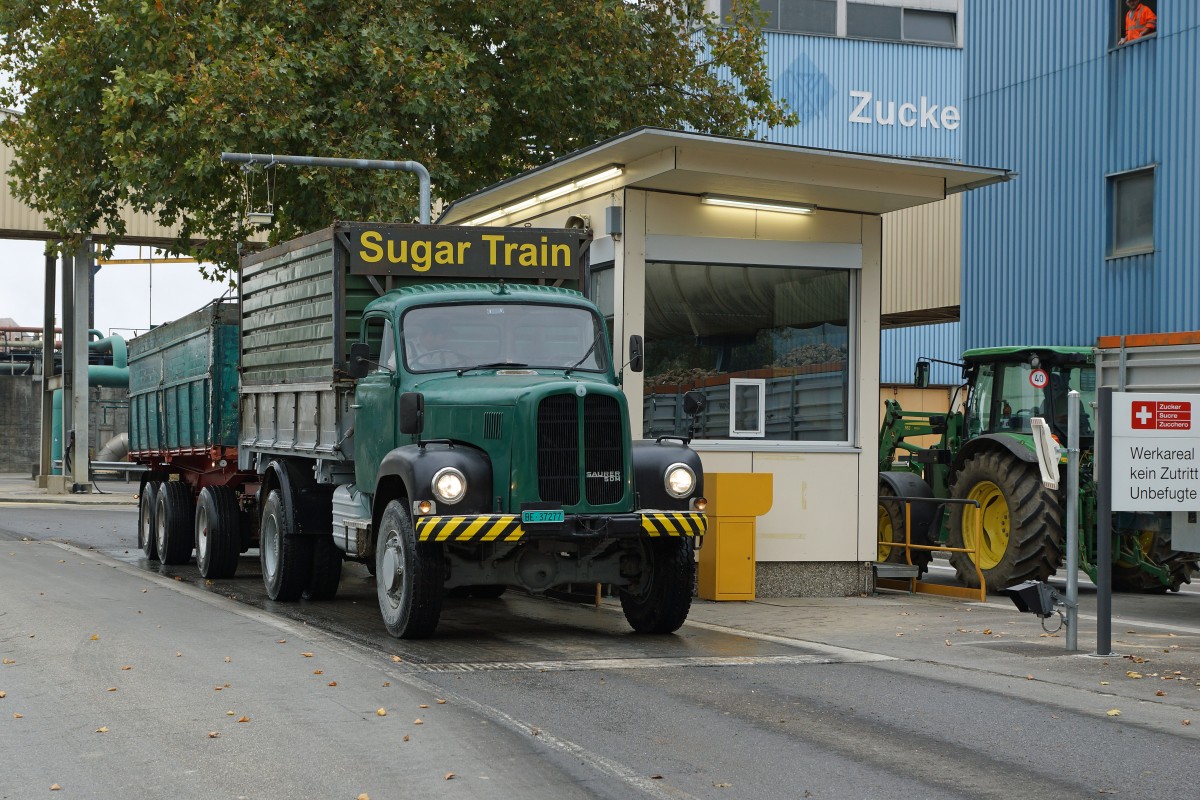 Zuckerr�benz�ge: Auch w�hrend der Zuckerr�benkampagne 2015 herrscht Grossbetrieb in Aarberg. All die zahlreichen  SUGAR TRAINS  auf Strasse und Schiene sind zum Teil auch oft zu Nachtzeiten unterwegs. Ein Leer-Material-Zug mit der Re 6/6 11623  RUPPERSWIL  wartete am 10. Oktober 2015 in Aarberg auf die Abfahrt in Richtung Westschweiz. Der in die Epoche zur Re 6/6 passende SAURER-Lastwagen wurde ebenfalls am 10. Oktober 2015 in Aarberg verewigt.
Foto: Walter Ruetsch 