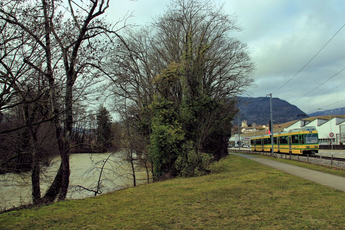 Zug 504-554 neben bedrohlichem Hochwasser in Boudry. 23.Januar 2018 