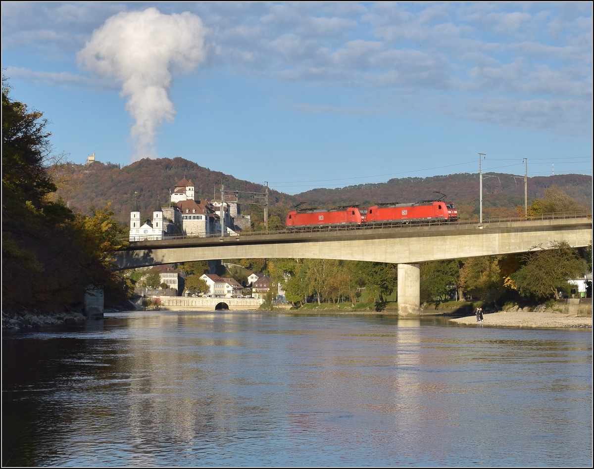 Zwei 185er der DB fahren als Lokzug über die Aare bei Aarburg. Oktober 2016.