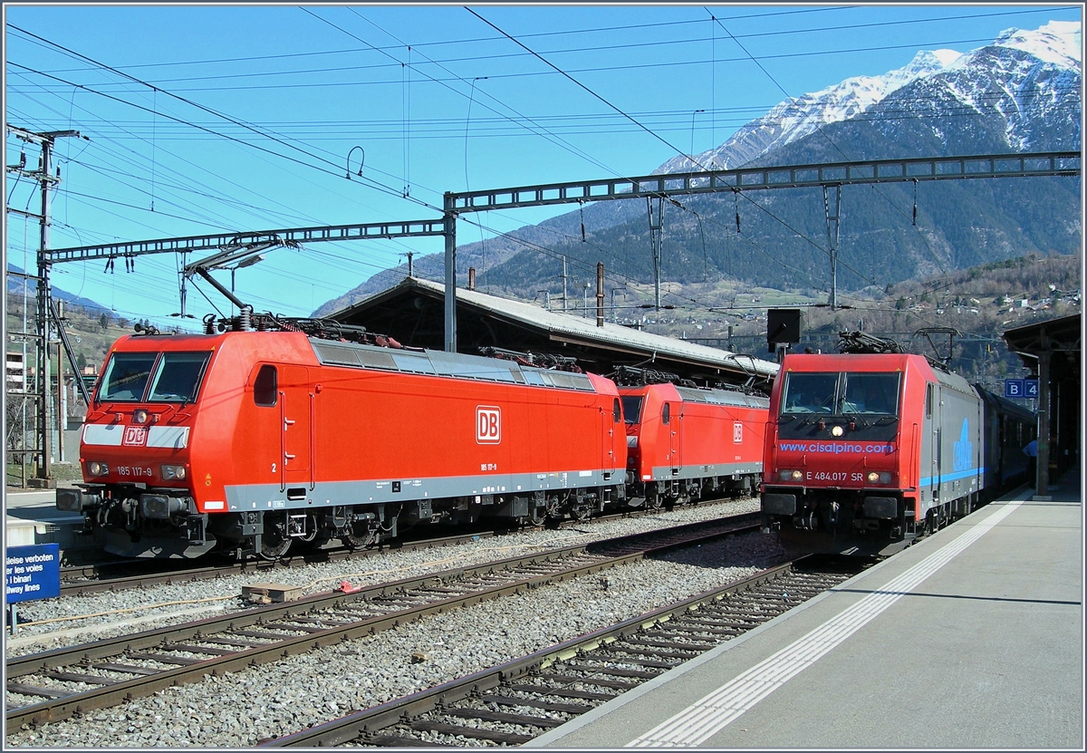 Zwei DB E 185 begegnen in Brig der SBB Re 484.017, die im Cisalpino Verkehr eingesetzt wird.
16. März 2007