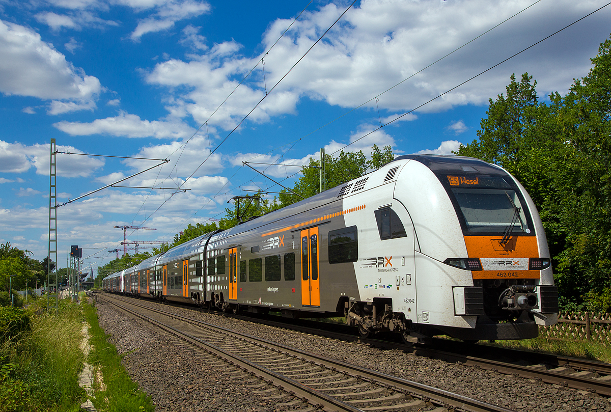 
Zwei gekuppelte vierteilige Siemens Desiro HC (462 048 und 462 042) erreichen am 30.05.2020, als RE 5  Rhein-Express  (Koblenz Hbf – Wesel), den Bf. Bonn UN Campus. 

Der RE 5 wird von National Express betriebenen. Die Triebzüge sind an die Betreiber von Siemens Mobility vermietet und tragen daher auch die NVR-Nummern 94 80 0462 xxx-x D-SDEHC.  Siemens Mobility ist auch für die Instandhaltung der Fahrzeuge zuständig. Dafür wurde in Dortmund-Eving ein Instandhaltungswerk (Rail Service Center) errichtet, es wurde am 5. September 2018 in Betrieb genommen. Neben der Werkstatt verfügt es auch über eine Außenreinigungsanlage.

Der dem RRX zu Grunde liegende Verkehrsvertrag wurde, mit einem geschätzten Volumen von zwei Milliarden Euro, europaweit ausgeschrieben. Der Zuschlag ging an die beiden folgenden Unternehmen:
Abellio Rail NRW hat das Los 1 mit den Linien RE 1 und RE 11 gewonnen und
National Express betreib die Lose 2 und 3 mit den Linien RE 4, RE 5 und RE 6 betreiben. 
Die Unternehmen bekommen inklusive Betriebsreserve 82 Fahrzeuge zur Verfügung gestellt.
Die Deutsche Bahn begründet ihre Niederlage im Wettbewerb mit höheren Lohnkosten, die zehn Prozent über denen der Konkurrenz lägen. Laut Angaben des VRR hätten die Konkurrenten jedoch vor allen Dingen bei Verwaltungs- und Energiekosten gepunktet. Mit der Vergabe wird der Marktanteil der Deutschen Bahn im Regionalverkehr Nordrhein-Westfalens voraussichtlich auf unter 50 Prozent sinken.

Aber auch im Rheintal (zwischen Basel und Karlsruhe) sollen ab 2020 Siemens Desiro HC fahren, dafür hat die DB Regio 15 Züge bestellt.

Einzelstockfahrzeuge sind die erste Wahl für den Regionalverkehr. Sie sind leicht, komfortabel und weitreichend barrierefrei ausbaubar. Doch sie stoßen an ihre Grenzen, wenn Bahnsteiglängen limitiert sind und die Fahrgastzahlen steigen. Dann bieten Doppelstockzüge die nötige
Kapazität – aber mit Kompromissen in Effizienz und Komfort. Der Desiro HC vereint sie in seiner innovativen Wagenkombination.

Der Desiro HC begeistert auf den ersten Blick. Sein Design sagt jedem Betrachter: Hier ist ein zeitlos modernes und hochwertiges Fahrzeug unterwegs.

Auffällig leise: Von der geräuscharmen Fahrt des Desiro HC profitieren Anwohner der Strecke genauso wie die Fahrgäste. Das Fahrzeug beschleunigt und bremst ruckfrei und fährt dank seiner hochwertigen Drehgestelle mit leistungsfähiger Luftfederung enorm laufruhig. Unmerklich sorgt das energieeffiziente Heiz-, Lüftungs- und Klimasystem für frische, immer angenehm temperierte Luft. Hier vergisst man fast, dass man in einem Zug sitzt. Steckdosen und WLAN sind heute ein Muss – und selbstverständlich an Bord.

TECHNISCHE DATEN der BR 462 (Desiro HC vierteilig):
Anzahl: 82 (für RRX)
Spurweite: 1.435 mm (Normalspur)
Achsformel: Bo’Bo’+2’2’+2’2’+Bo’Bo’
Länge über Kupplung: 105.252 mm
Wagenläge Endwagen: 26.226 mm
Wagenlänge Mittelwagen: 25.200 mm
Breite: 2.820 mm
Leergewicht: 200 t
Höchstgeschwindigkeit: 160 km/h
Kurzzeitleistung: 4000 kW
Stundenleistung: 3290 kW
Beschleunigung: 1,1 m/s²
Stromsystem: 15 kV 16,7 Hz ~
Stromübertragung: Oberleitung
Sitzplätze: 400 (davon 36 in der 1. Klasse)
Fußbodenhöhe (Einstieg): 800 mm (Endwagen) 730 mm (Mittelwagen)
Anzahl der Türen je Seite: 8

Auch wenn es diese Züge für den RRX schon fahren, so bleibt nach sehr viel Arbeit, denn die Infrastruktur muss dafür noch modernisiert werden.