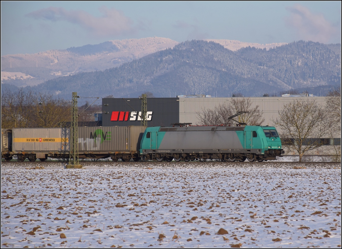 Zwischen Belchensystem und Blauendreieck. 

Angel Train 185 609 Richtung Basel bei Buggingen. Februar 2021.