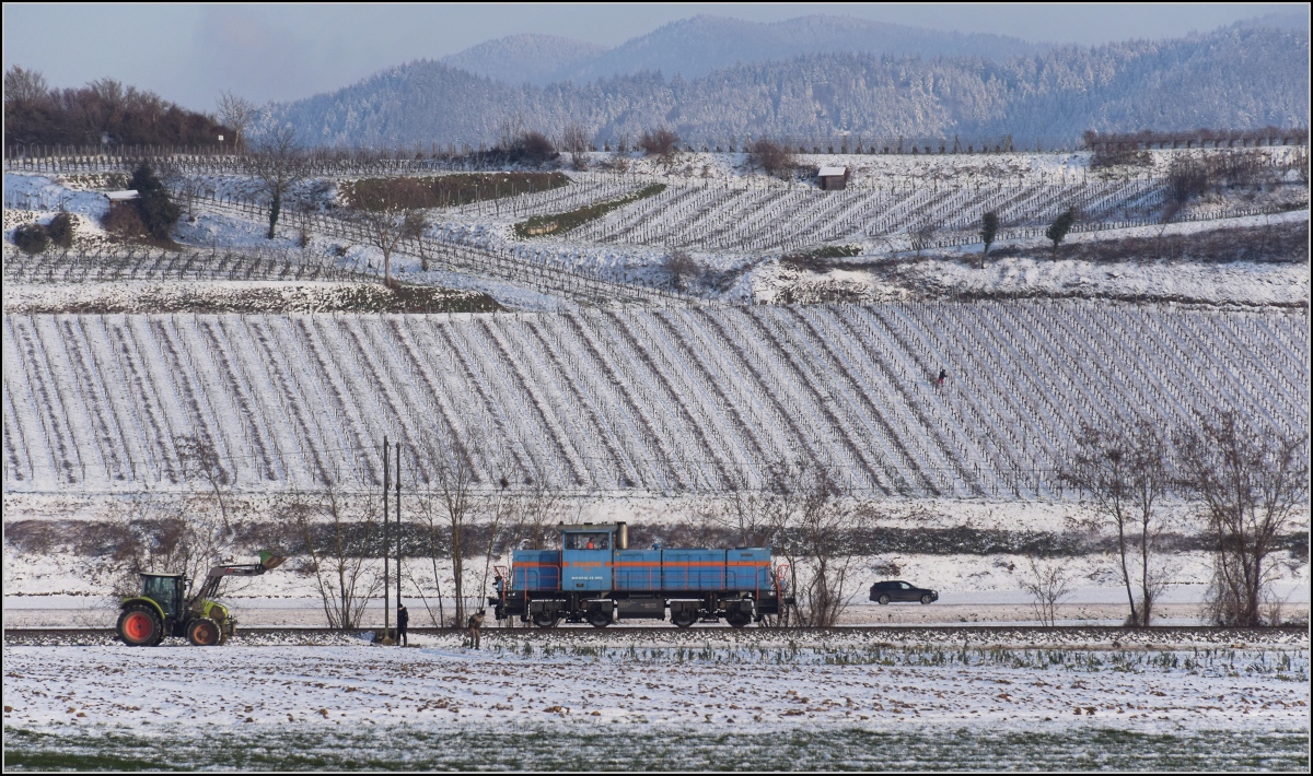 Zwischen Belchensystem und Blauendreieck. 

Eine kleine Lok auf der Magistrale Richtung Basel wird kurz vorher Richtung Neuenburg abbiegen. 0 580 003 der SWEG lässt den Blick auf die Landschaft des Markgräfler Landes völlig frei. Im Hintergrund Weiherkopf und Sirnitz. Buggingen, Februar 2021.