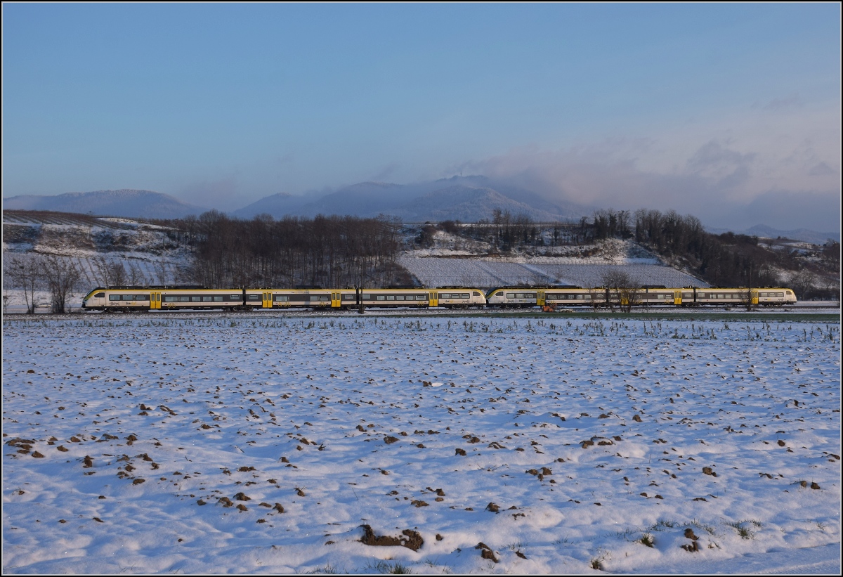 Zwischen Belchensystem und Blauendreieck. 

Eine Mireo-Doppel von bwegt Richtung Freiburg bei Buggingen. Im Hintergrund hat sich kurz vor Sonnenuntergang der Blauen aus seinen Nebeln befreit. Februar 2021.