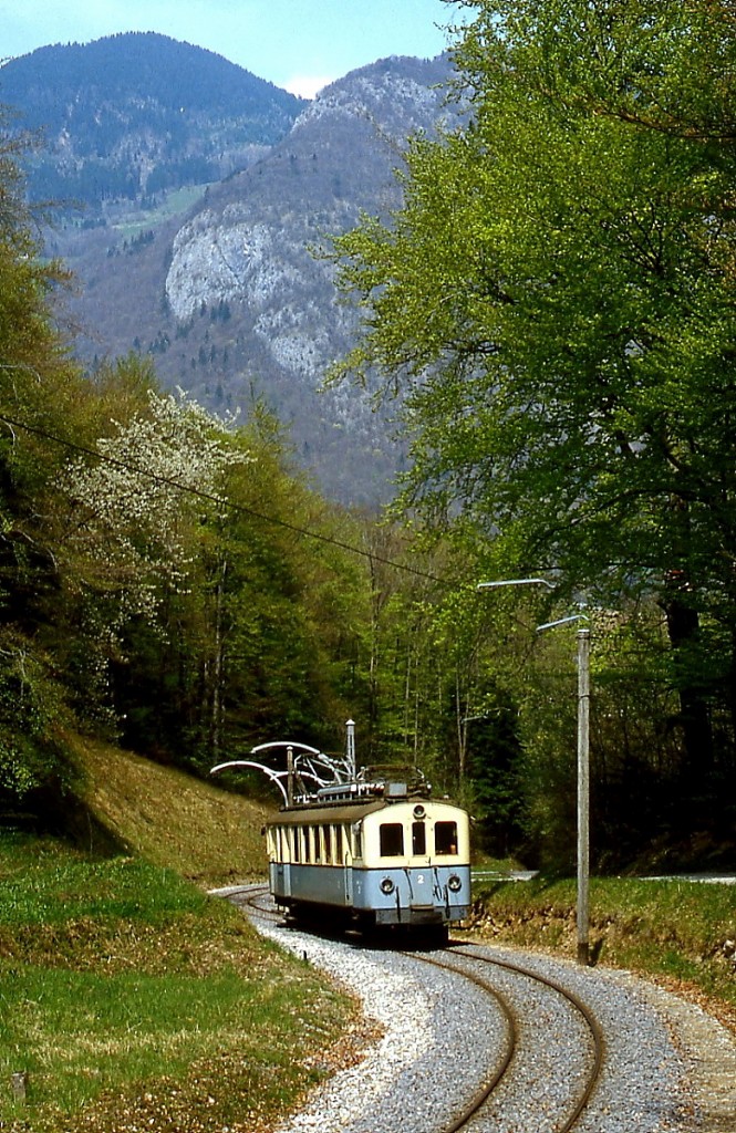 Zwischen Verchiez und Aigle ist ABFe 4/4 2 der ASD im Mai 1980 unterwegs