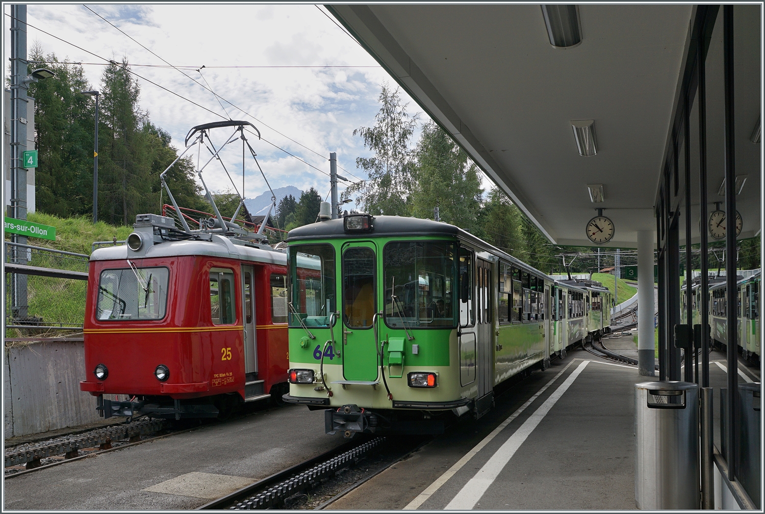 125 Jahre BVB - dazu wurde der BVB BDeh 2/4 25  Fleche  in den Originalzustand versetzt und bot im Sommer an Wochenenden ein Hin- und Rückfahrt von Villars s/O zum Col de Bretaye an. 
Da der schöne Triebwagen durch den Regelverkehr verdeckt war und der Bahnsteig NICHT frei betreten werden kann, da sich der Wartebereich im inneren des Bahnhofs Villars befindet, erhielt ich die Genehmigung, den Zug nach Col-de-Bretaye auszulassen. Im Bild der abfahrende BVB Zug und der BDeh 2/4 25.

19. Aug. 2023