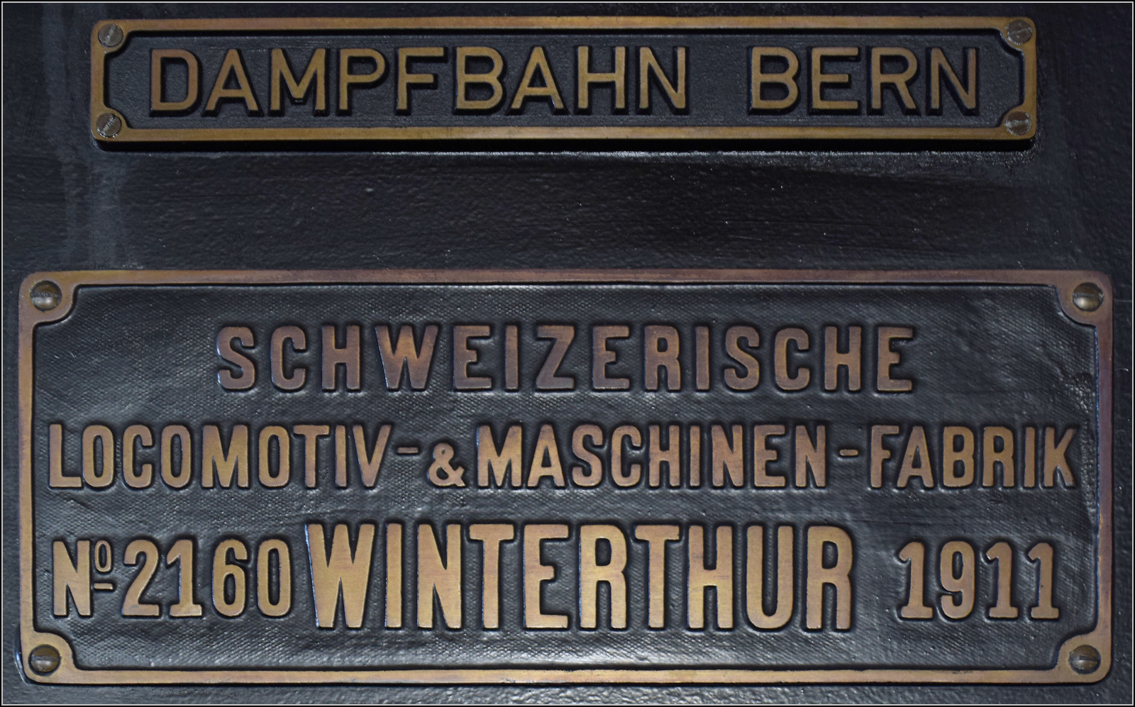 150 Jahre Emmentalbahn. 

Die grosse Dampflok der Solothurn-Münster-Bahn, Ec 4/5 11. Konolfingen, Mai 2025.

Diese 1911 von der SLM als Nr. 2160 gelieferte Lok ist im Wesentlichen die C 4/5 der SBB ohne Schlepptender. 