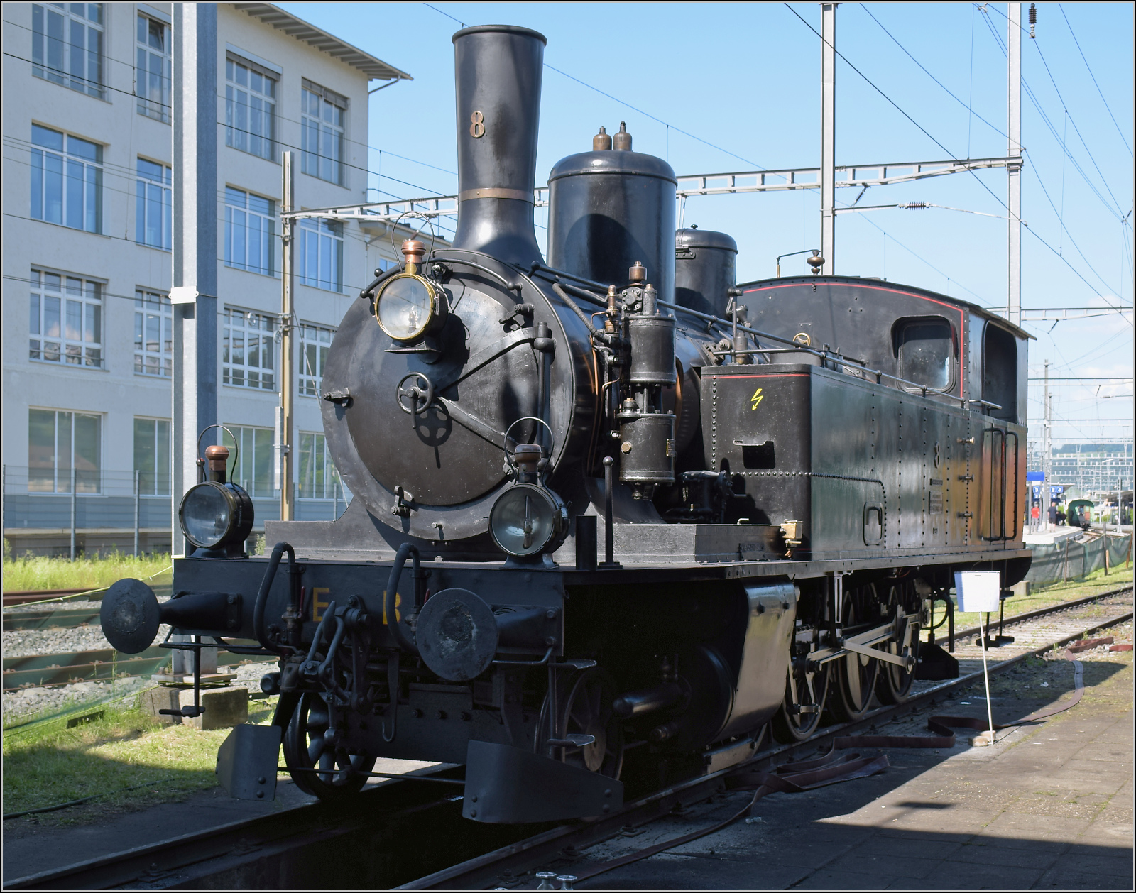 150 Jahre Emmentalbahn. 

Die grosse Dampflok der Emmentalbahn, Ed 4/5 8 war ein Nachz�gler ihrer Bauart von 1899 und wurde erst 1914 geliefert, daf�r gleich als Heissdampflok. Sie kam noch bei den Elektrifizierungsarbeiten der Emmentalbahn zum Einsatz und wurde anschlie�end bis 1965 als Reserve gepflegt. 1972 kam sie zur Dampfbahn Bern, wo sie leider seit 2007 nicht mehr in Betrieb ist. Konolfingen, Mai 2025.