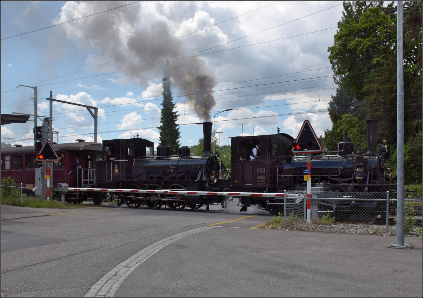 150 Jahre Emmentalbahn. 

E 3/3 853 der Jura-Simplon und Ed 3/3 3 'Langnau' der Emmentalbahn fahren mit ihrem Sonderzug durch Gerlafingen. Es ist die langjährige Wirkungsstätte der zweiten Lok, wo sie ihre zweite Aufgabe im Stahlwerk vor dem Schneidbrenner und ebendiesem Hochofen bis in die 1960er Jahre rettete. In der Zwischenzeit hatte sich der Direktor Dübi in die Lok verliebt und sorgte für Sonderfahrten und eine Aufarbeitung. So reichte es zur betriebsfähigen Konservierung im Verkehrsmuseum Luzern, das sie innert 60 Jahren erst zum zweiten Mal verlassen durfte. Mai 2025.