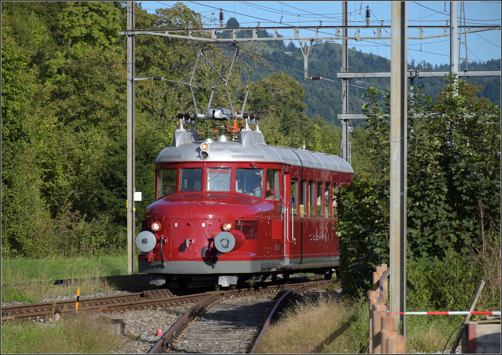 150 Jahre Tösstalbahn.

Der Rote Pfeil aus Balsthal durfte beim Jubiläum mitfeiern. Nach dem Aussendienst auf der Kempttalbahn ging es für RCe 2/4 607 zur Übernachtung nach Bauma. Hier bei Ankunft in Bauma. September 2025.
