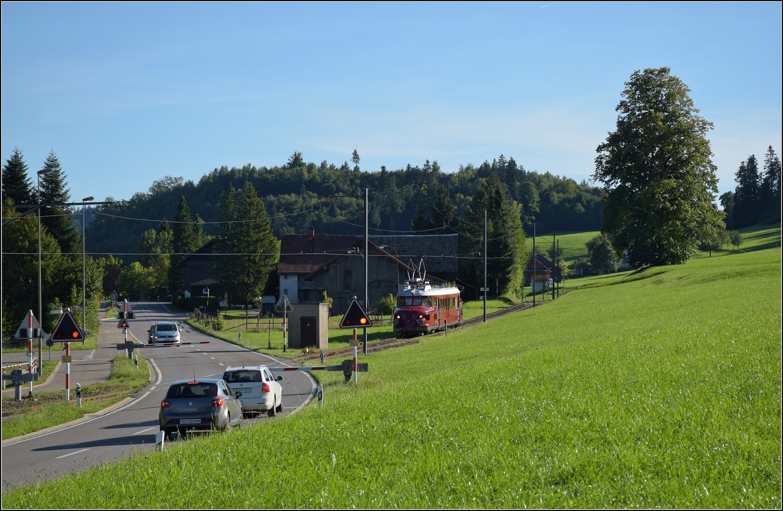 150 Jahre Tösstalbahn.

Der Rote Pfeil aus Balsthal durfte beim Jubiläum mitfeiern. Nach dem Aussendienst auf der Kempttalbahn ging es für RCe 2/4 607 zur Übernachtung nach Bauma. Hier in Bussenthal. September 2025.