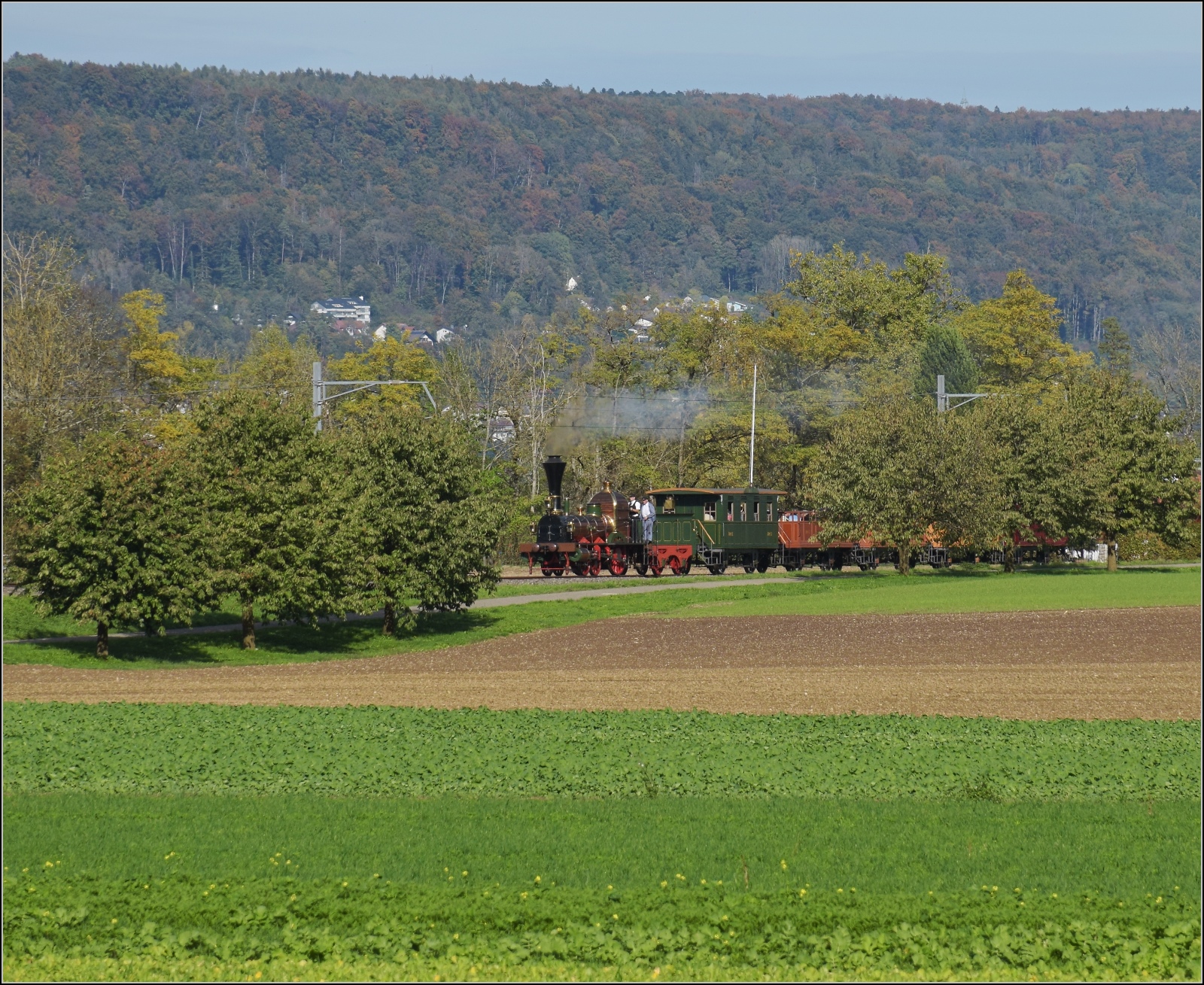 175 Jahre Spanisch-Brötli-Bahn.

Entlang der N13 bei Leibstadt. Oktober 2022.