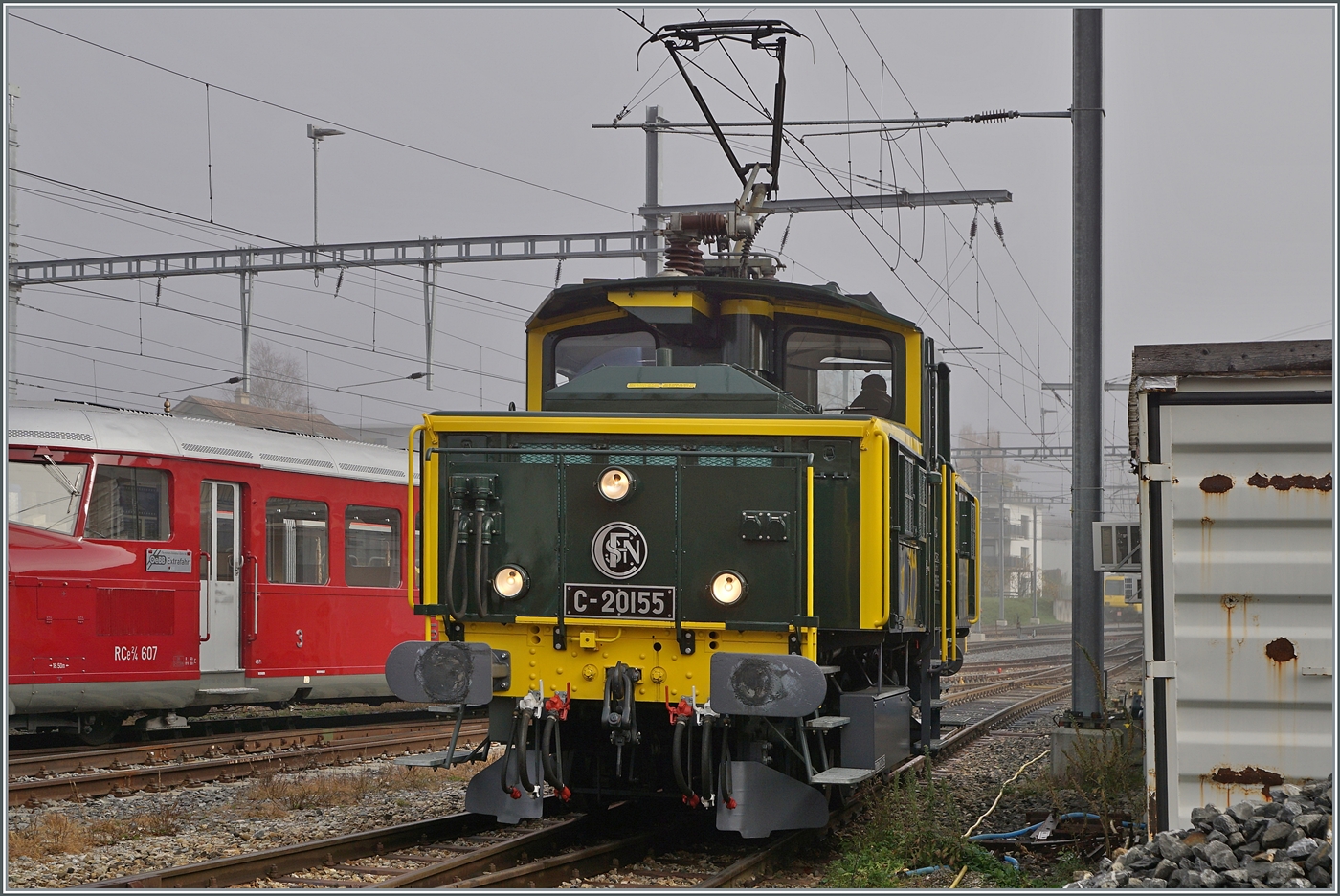 1844 erreichte erste Bahn von Frankreich her Basel. 1957 wurde die Strecke elektrifiziert. Während für den Reisezugverkehr der Stromsystemwechsel kein Problem darstellte, musste im Güterverkehr zwischen den Rangierbahnhöfen von St-Lous nach Muttenz mit Dieselloks gefahren werden, mit der Folge, dass die Anwohner der Strecke über Abgase reklamierten. Die SNCF beschaffte als Abhilfe die neun Zweistromloks C 20151 bis C 20519 welche von der SBB Ee 3/3 II ableitet waren. Die kleinen nur Vmax 40 - 60 km/h langsamen Loks versahen ab 1962 in Doppeltraktion den SNCF Güterverkehr zwischen St-Louis und Muttenz. Die neun Loks wurden 1971/1972 von den SNCF BB 20200 abgelöst und an die SBB verkauft. Am 9. Mai 1963 lieferte die Schweizerischen Lokomotiv- und Maschinenfabrik Winterthur die C 20188 an die SNCF. Wie erwähnt wurden die Lok 1971/1972 an die SBB veräussert, welche sie in als Rangierlok einsetzte, zuletzt in Basel SBB bis 2011. Danach kam die Lok ins Industriewerk Yverdon, wo sie bis 2019 ICN Garnituren verschob. 2020 in Biel/Bienne abgestellt und später nach Balsthal überführt, mit dem Ziel, die letzte noch vorhandene Zweistrom Ee 3/3 wieder in Betrieb zu nehmen. Wie man sieht hat des  Team C-20155  eine hervorragende Arbeit geleistet, die interessante Lok zeigt sich in ihrer SNCF-Farbgebung als ein ganz besonders schönes Bijou auf helvetischen Gleisen. Das Bild zeigt die Lok in Balsthal bei den Vorbereitungen zum Tag der offenen Tür bei der OeBB. 8. November 2025