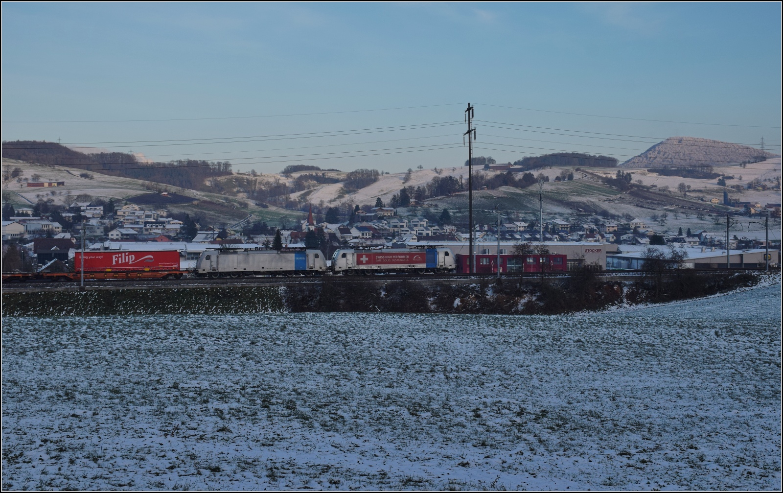 187 002 von Railpool, dahinter kalt 186 104 unterwegs Richtung Brugg noch n�rdlich von Frick. Dezember 2022.