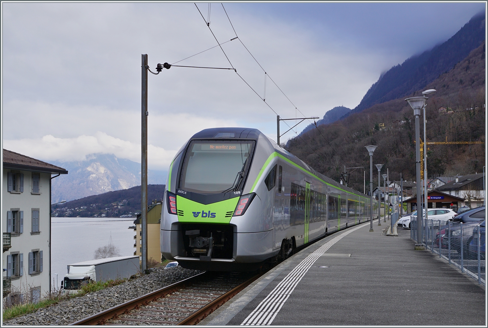 20 % mehr Reisende - Region Alpes kommt an ihre Grenzen und hat deshalb bei der BLS eine RABE 528 MIKA gemietet, der von MO bis FR zwei bis drei Umläufe abdeckt und so die dafür frei werdenden Domino-Züge zur Verstärkung anderer herangezogen werden. 

Das Bild zeigt den BLS RABe 528 109 in St-Gingolph der als R 91 6125 auf die Abfahrt nach Brig wartet. 

4. März 2024
