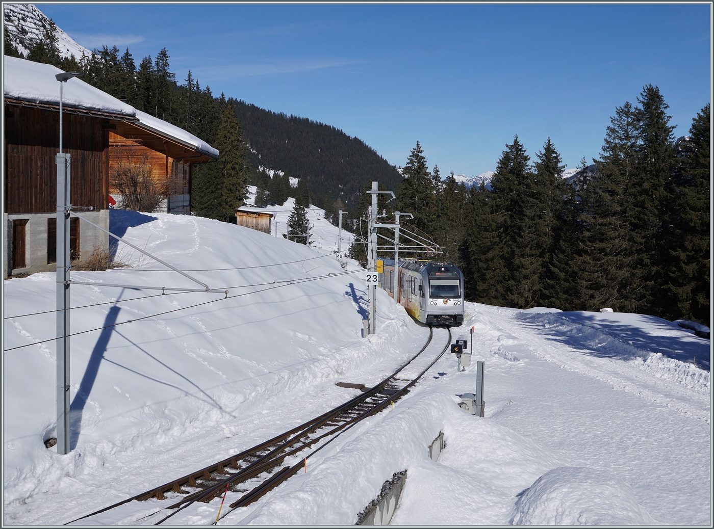 Auch nach dem Abzug der BLM Be 4/4 und der Umstellung des Betriebes mit erhöhter Spannung und Geschwindigkeit lohnt sich der Besuch der BLM: Der BLM Be 4/6 101  Mönch  erreicht als R66 Winteregg. 

18. Februar 2025 