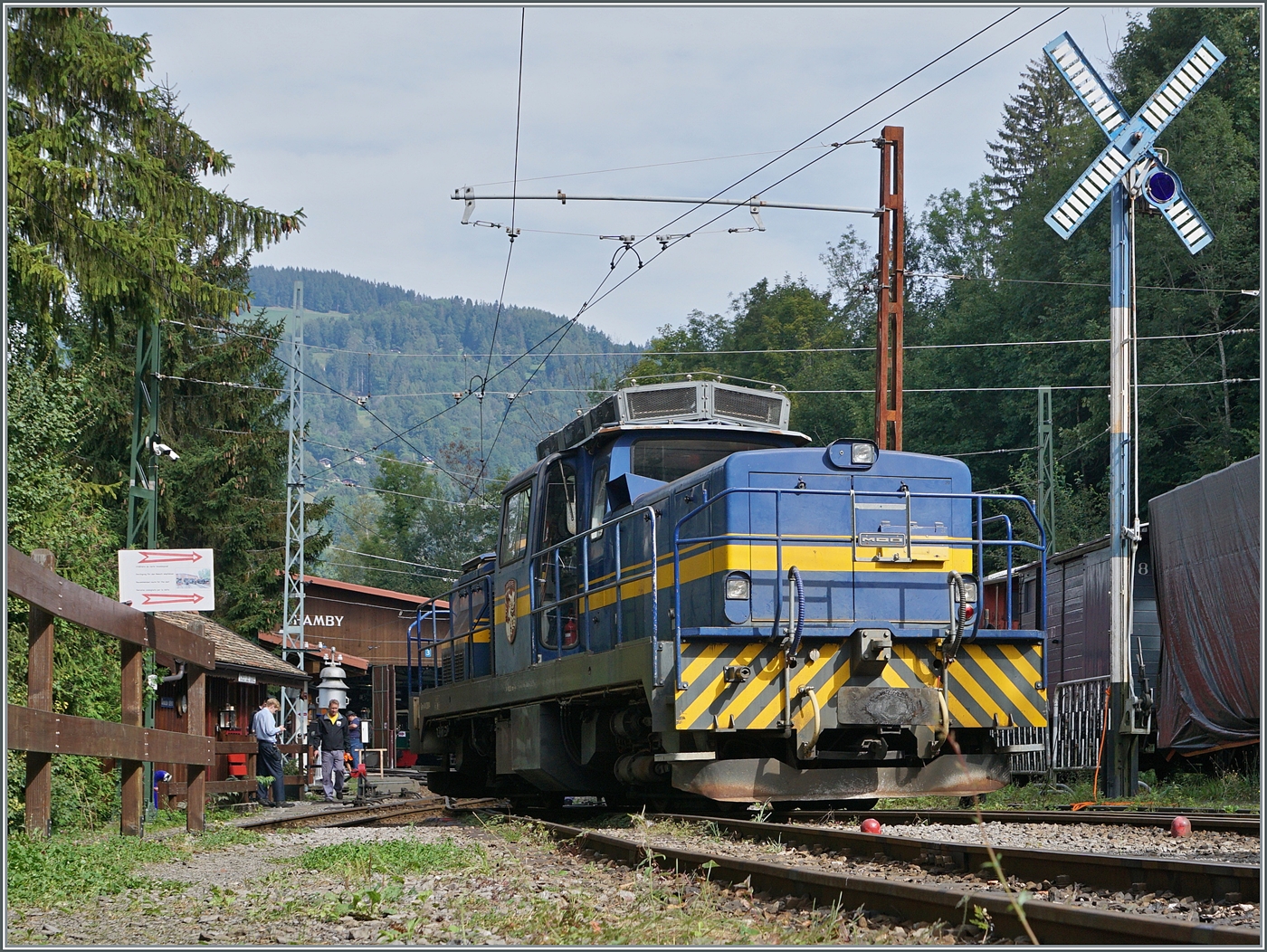 Autour de la voie ferrée / Rund um die eiserne Bahn (Herbstevent 2024) - Durch den Einsatz der MOB Gm 4/4, des GFM BDe 4/4 141 und natürlich des Dm 2/2 N° 3  Le Biniou  zeigte die Blonay-Chamby Bahn als Gesamtbild betrachtet ein ganz anders  Gesicht , welches mich faszinierte und fast vergessen liess, dass die traditionellen Fahrzeuge kaum im Einsatz standen. 

Das Bild zeigt die wuchtige MOB Gm 4/4 2004 bei einer Rangierfahrt in Chaulin. 

7. Sept. 2024

