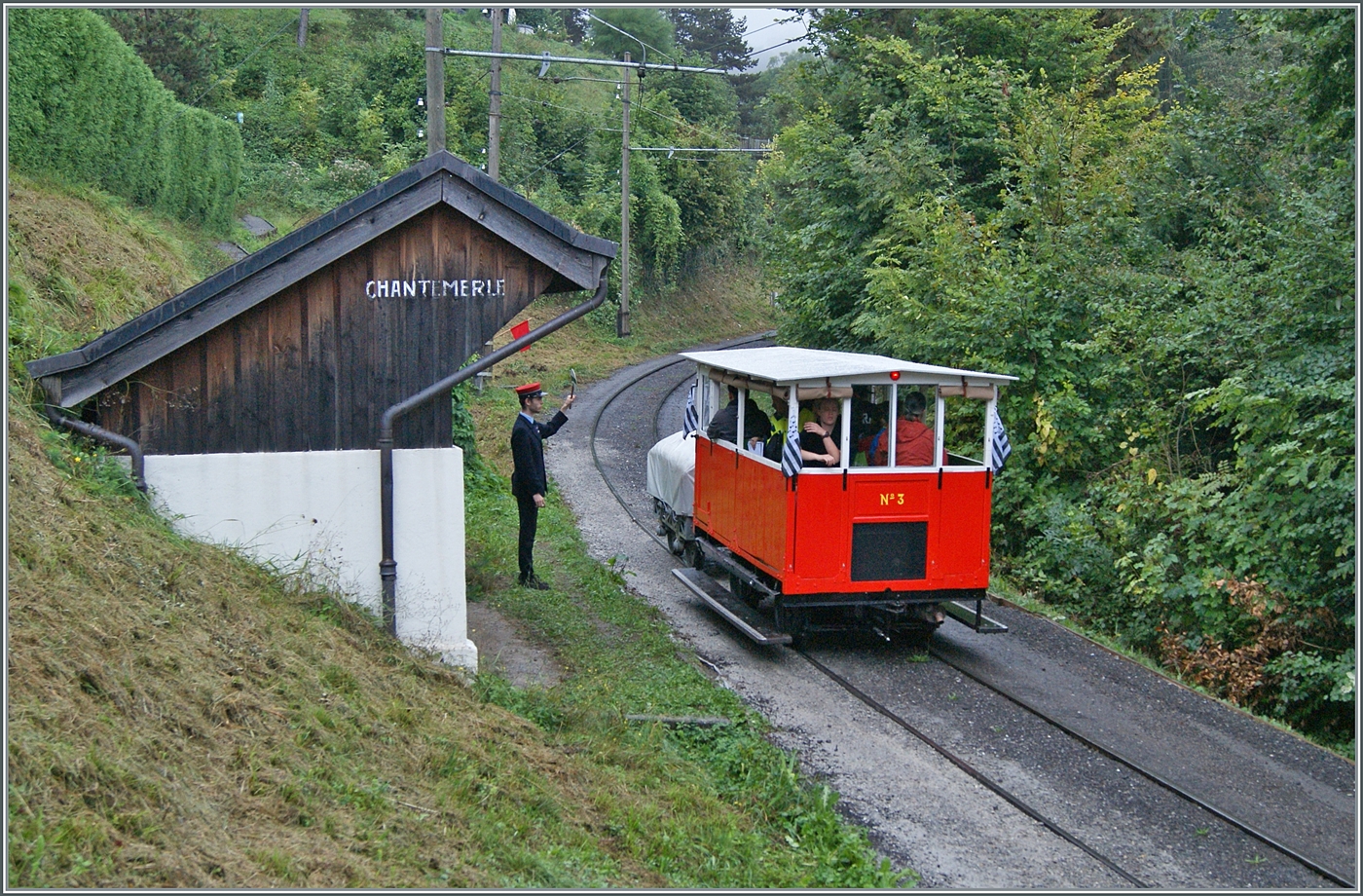 Autour de la voie ferrée / Rund um die eiserne Bahn (Herbstevent 2024) - der Chef de la Gare erteil dem Dm 2/2 N° 3 in Chantemerle die Abfahrtserlaubnis. 

 Finteressiert beaufsichtigt. Noch ein kleines, wichtiges Detail: Wenn man genau hinsieht, bemerkt man in der Bildmitte an einem Fahrleitungsmast eine rote Flagge, welche als Haltesignal für andere Züge die Fahrt des Dm 2/2 absichert. 8. Sept. 2024