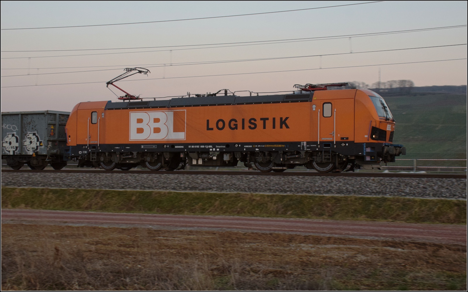 BBL 192 008 leider schon nach Sonnenuntergang auf dem Weg nach Basel. Das UIC-Anschriftenfeld ist komplett leer. Das als kleine Ergänzung zu Armins Bild. Klärt aber leider nicht den Endpunkt der Fahrt dieser Lok. Schliengen, Februar 2023.
