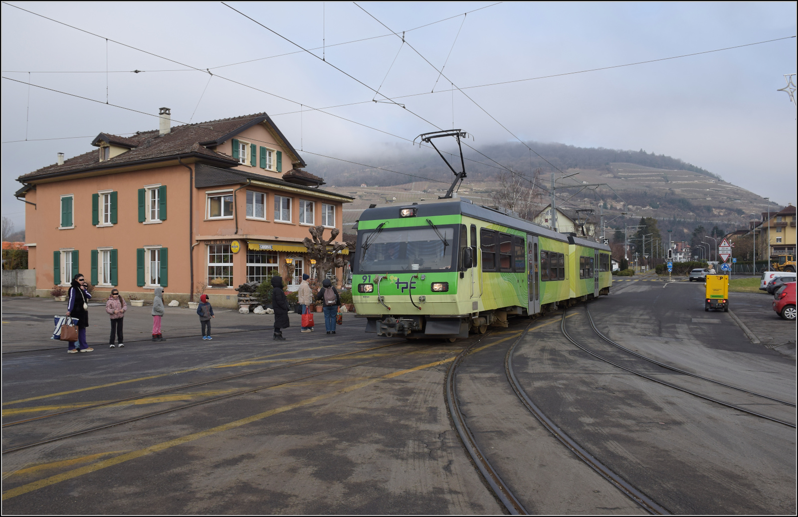 Beh 4/8 91 kommt im Bahnhof Bex an. Der Haltepunkt ist - wie fr�her oft - einfach das Strassenplanum. Januar 2026. Der Triebwagen wurde 2000 von Bombardier und Stadler geliefert.