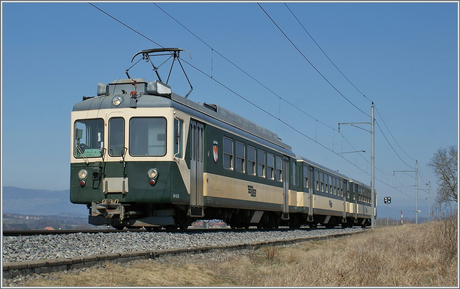Bei Fey konnte ich die Komposition des LEB Schnellzug D 27 bei der Leerrückführung von Bercher nach Echallens fotografieren. 

23. März 2010 