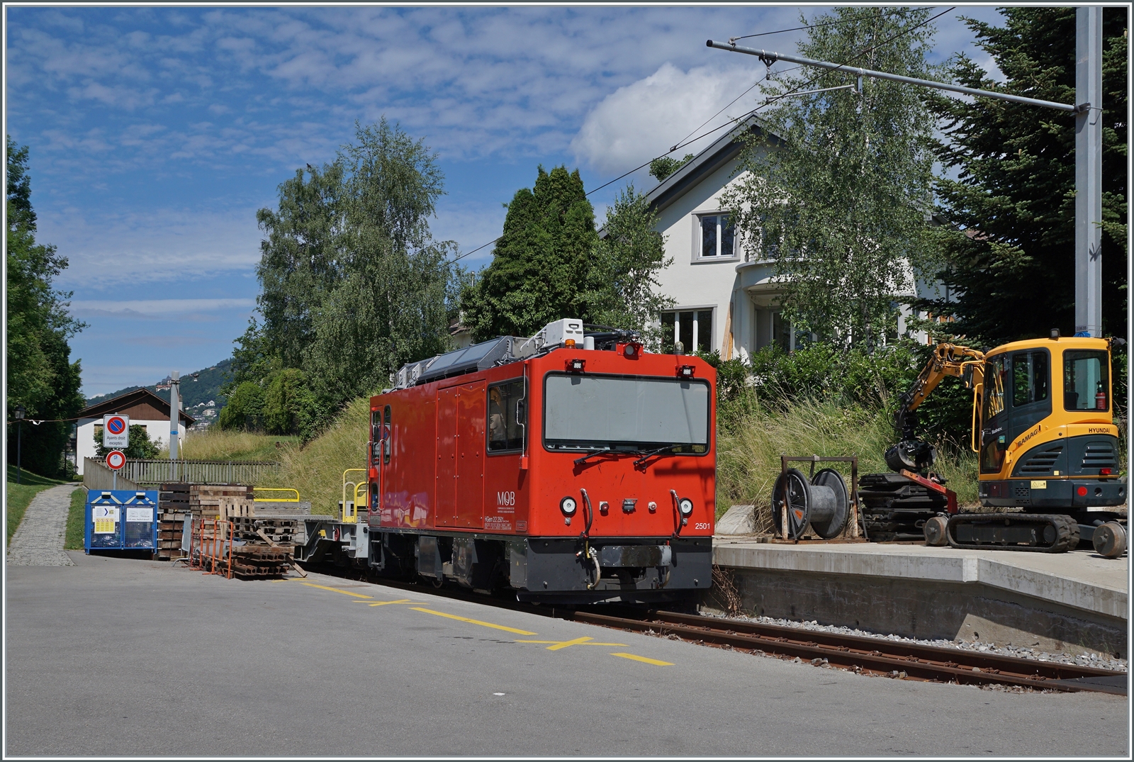 Bei der kompletten Neugestaltung des Bahnhofs von St-Légier Gare wurde dieses Abstellegeleis belassen, Früher folge in der Fortsetzung die Strecke weiter nach Châtel-St-Denis, wobei die die Züge von Vevey kommend ein Gleis links im Bild nutzten welches freilich heute schon lange nicht mehr besteht.

Der ex MVR heute MOB HGem 2/2 2501 wartet auf neue Aufgaben.

6. Juni 2023