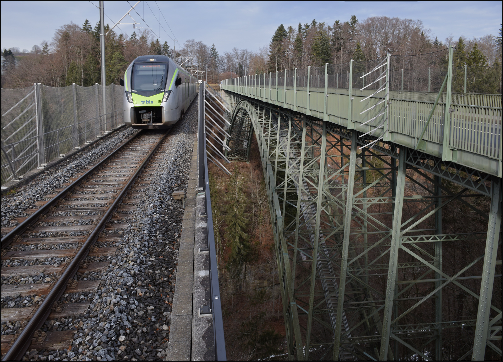 Beide Schwarzwasserbrücken mit RABe 528 209 auf der Bahnbrücke. Januar 2026.

Eigentlich war ein Bild von der Strassenbrücke auf die Bahnbrücke die erste Idee. Jedoch sind die  Freitodverhüterli  auch  Bahnfotoverhüterli . Als Ausweg gibt es diesem  Notschuss , der nunmehr beide Brücken zeigt. Erst bei genauerer Betrachtung des Bildes wird klar, die 179,5 m lange Betonbrücke für die Bahn aus dem Jahr 1979 ist zwar imposant, aber der eigentliche Star hat sich hier elegant ins Bild geschmuggelt. 

Die 168 m lange Strassenbrücke wurde im Jahr 1882 eingeweiht. Sie wird durch einen 115 m langen Bogen getragen und quert in 68 m Höhe das Schwarzwasser. Die Brücke war Vorbild für die Kirchenfeldbrücke in Bern. Wahrscheinlich werden nur wenige Autofahrer beim Befahren der Brücke sich bewusst sein, auf was für einem Schätzchen sie das Schwarzwasser überqueren.
