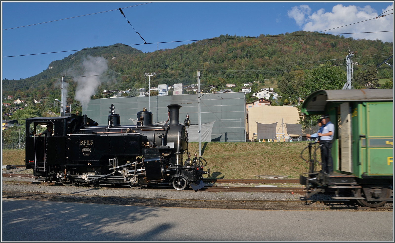 Bewegungsunschärfe als Gestaltungselement: während die BFD HG3/4 N° 3 der Blonay-Chamby Bahn in Blonay wartet, rollt ihr Zug (hier nur angeschnitten und Bewegungsunscharf abgebildet) von Schwerkraft getrieben in den Bahnhof.

9. Sept. 2023