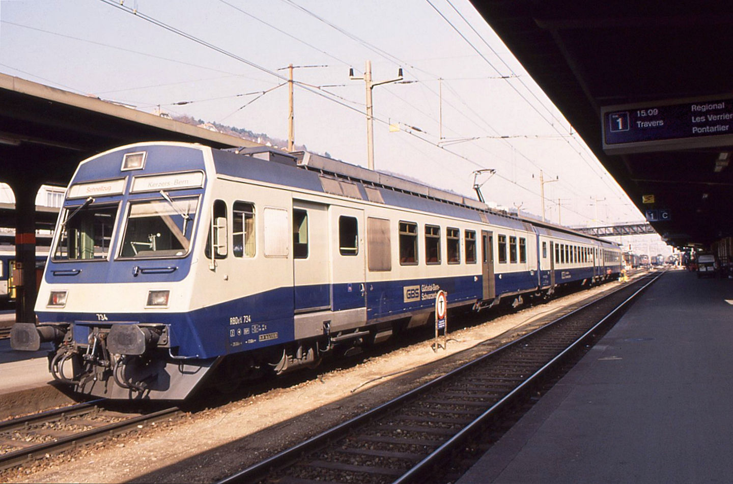 BLS NPZ im Originalanstrich: NPZ 734 der GBS (Gürbetal-Bern-Schwarzenburg Bahn) in Neuchâtel. Die Züge von BLS selber, GBS, SEZ und BN wurden unterschiedslos eingesetzt und später dann alle als BLS-Züge zusammengenommen. Interessant ist noch die Perronanzeige, die auf den Regionalzug Les Verrières - Pontarlier hinweist, einen Dienst, den es heute so (nur bis Pontarlier und mit Unterwegshalt in Les Verrières) nicht mehr gibt. 12. März 1993   
