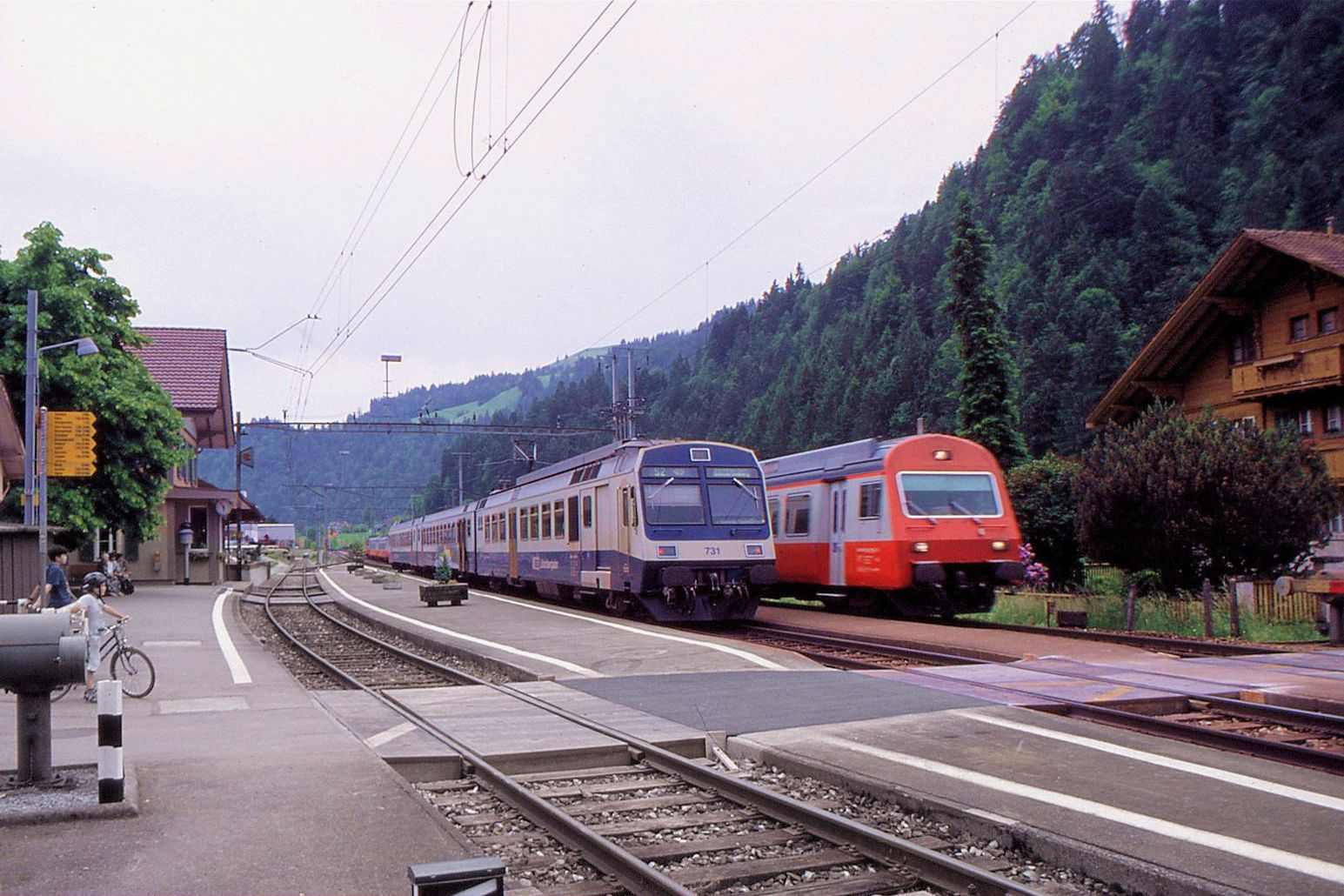 BLS NPZ im Originalanstrich: Trubschachen, 6.Juni 1998. BLS NPZ 731 wartet auf die Ueberholung durch einen SWISS-Express. 