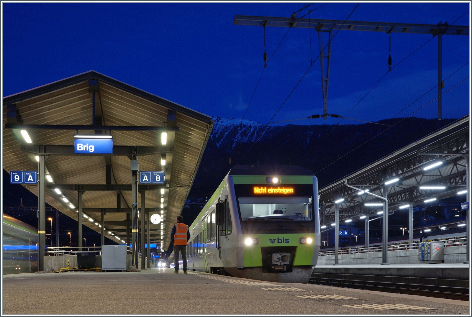 Da die MIKA Triebzüge, welche die BLS RABe 535 ersetzen, noch keine Zulassung für Italien haben, werden die Zugläufe in Brig gebrochen und BLS NINA kommen zwischen Brig und Domodossola zum Einsatz und somit zum  Ehre  im internationalen Verkehr.

Drei (!) BLS RABe 525 mit dem RABe 525 018 an der Spitze sind von Domodossola kommend in Brig angekommen. Die bunten Streifen links im Bild stammen vom ausfahrenden Anschlusszug. 

25. Feb. 2023