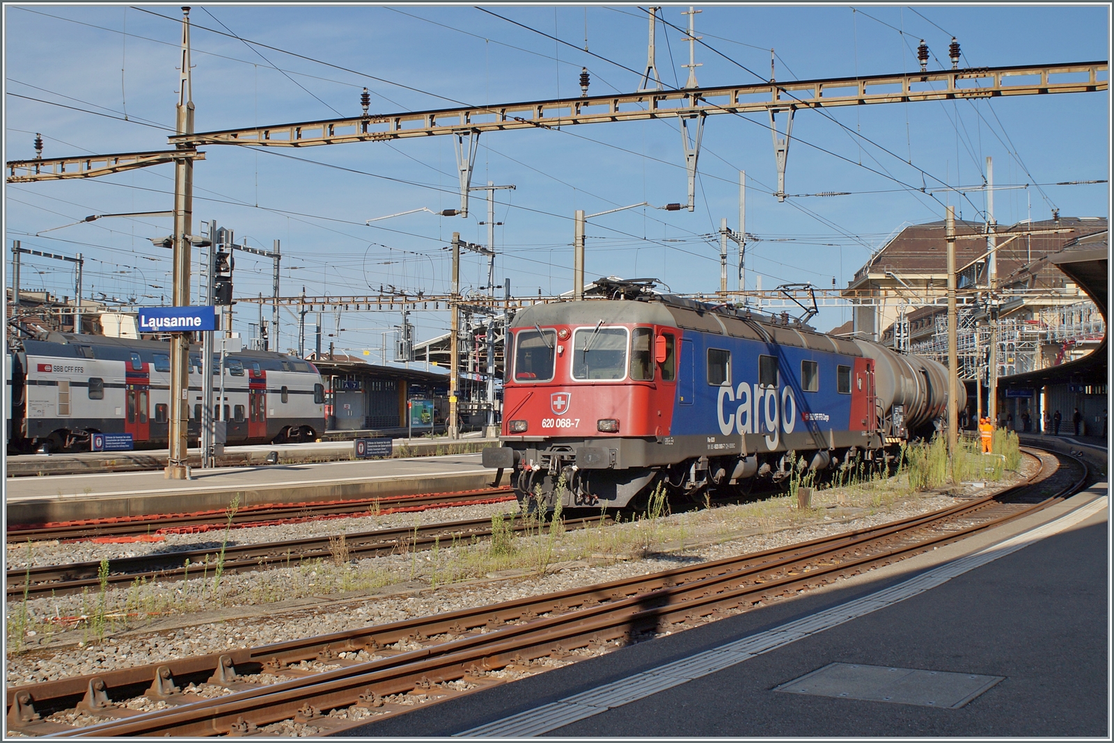 Da die Zeit des Einsatzendes der stolzen SBB Re 6/6 absehbar ist, ergreife ich nun des öfteren beim Anblick einer Re 6/6 den Fotoapparat und fotografiere. Hier ist die Re 6/6 11668 (Re 620 91 85 4620 068-7 CH SBBC)  Stein Säckingen  zu sehen, die mit einem Oelzug nach Abwarten der Blockdistanz Lausanne in Richtung St-Triphon verlässt.

22. Aug. 2024