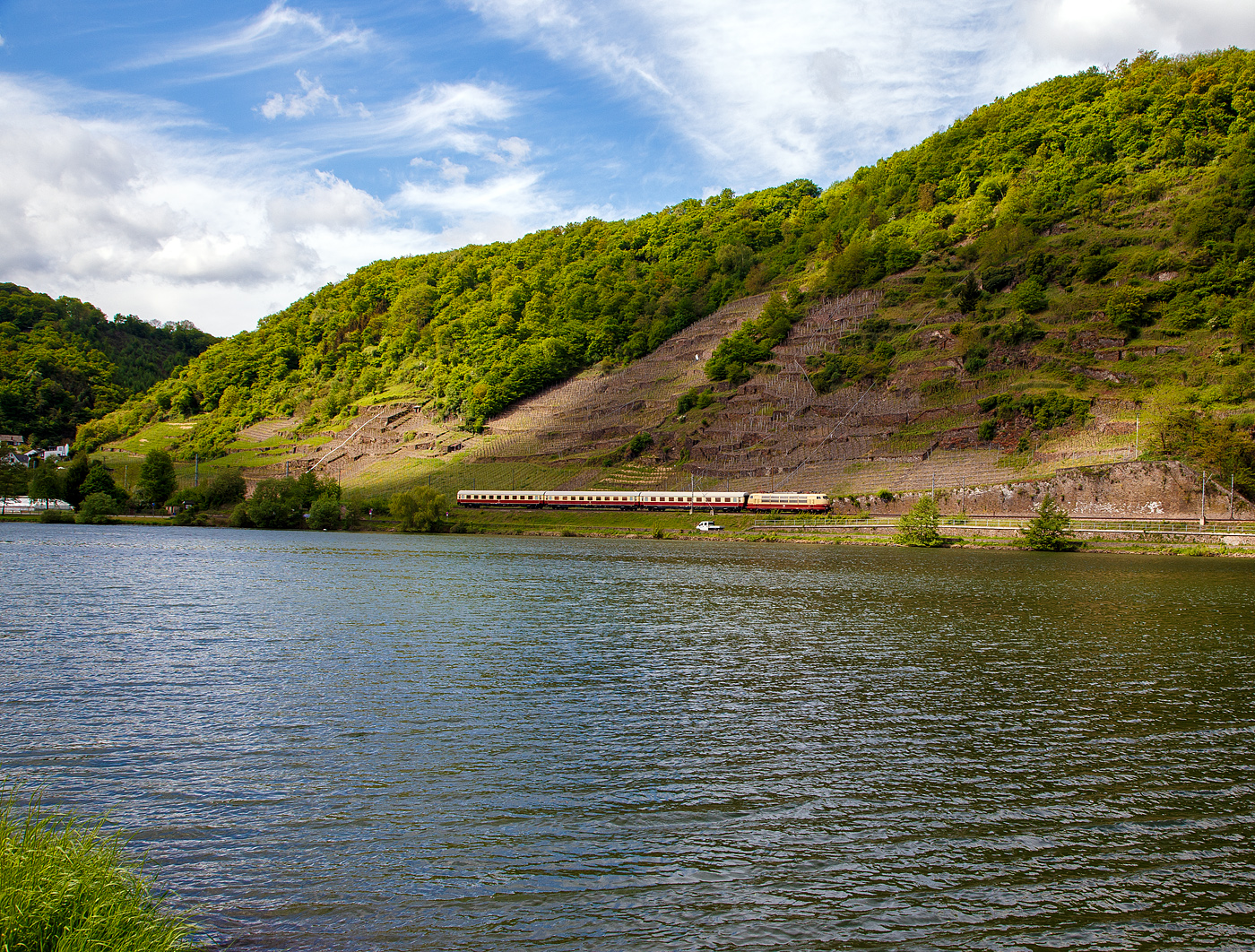 Dampfspektakel 2018 - Die 103 113-7 (91 80 6103 113-7 D-DB) vom DB-Museums in Koblenz mit ihrem kurzem TEE (Trans Europ Express) Sonderzug Trier - Wittlich - Koblenz, fährt am 28.04.2018 zwischen Kattenes und Löf in Richtung Koblenz. 

Man könnte auch anstelle von „TEE Rheingold“ wohl  auch TEE „Moselgold“ sagen;-)