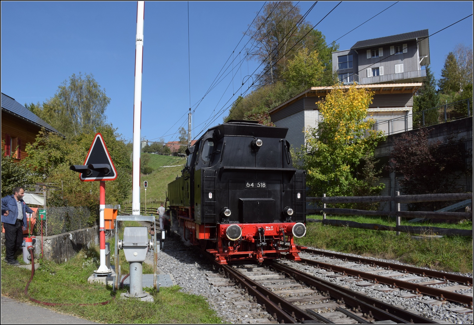 Dampftage Huttwil mit frisch genesenem Bubikopf. 

Ein kräftiger Schluck Wasser für 64 518 in Sumiswald-Grünen und von hier ein Dank an die vielen enthusiastischen Helfer, ohne die eine solche Veranstaltung nicht machbar wäre. Oktober 2023.