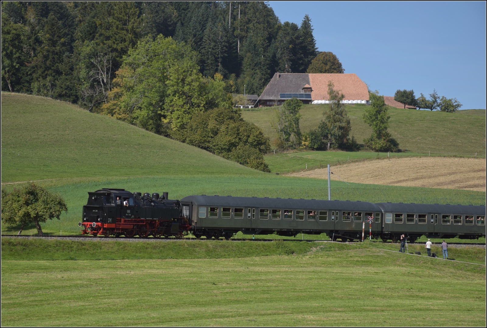 Dampftage Huttwil mit frisch genesenem Bubikopf. 

Bei Oberbaumen rollt der Zug mit 64 518 nach Sumiswald-Grünen hinunter. Oktober 2023.