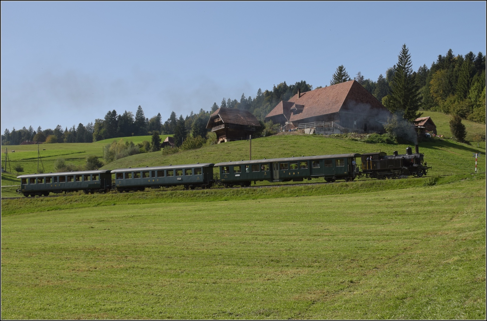 Dampftage Huttwil.

Ed 3/4 2 der Solothurn-Münster-Bahn auf dem Weg nach Huttwil. Oder die tollkühnen Männer mit ihren rauchenden Kesseln. Wydithub, Oktober 2023.