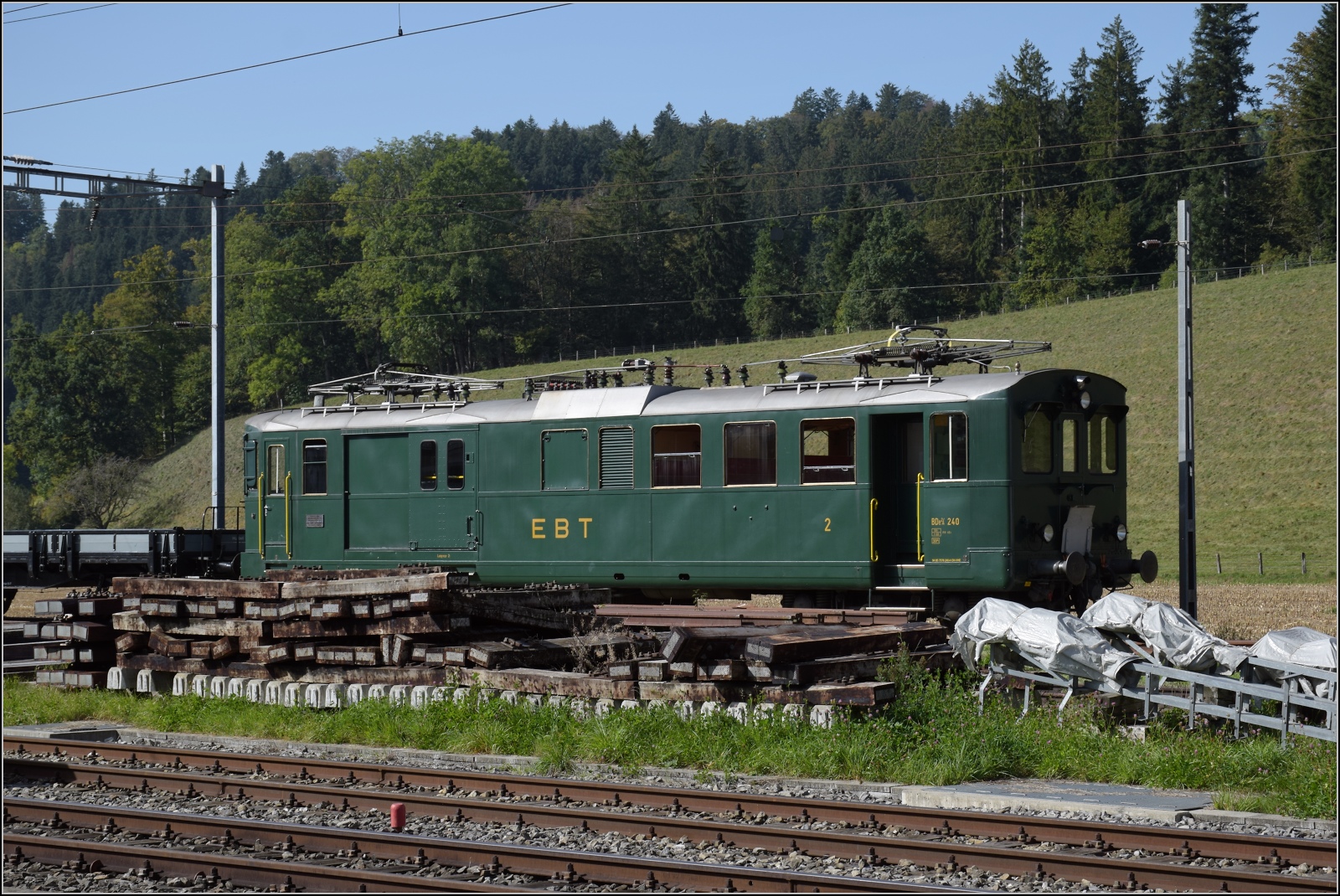 Dampftage Huttwil.

Im Bahnhof Sumiswald-Grünen steht im Hintergrund De 4/4 240 der Emmentalbahn. Oktober 2023.