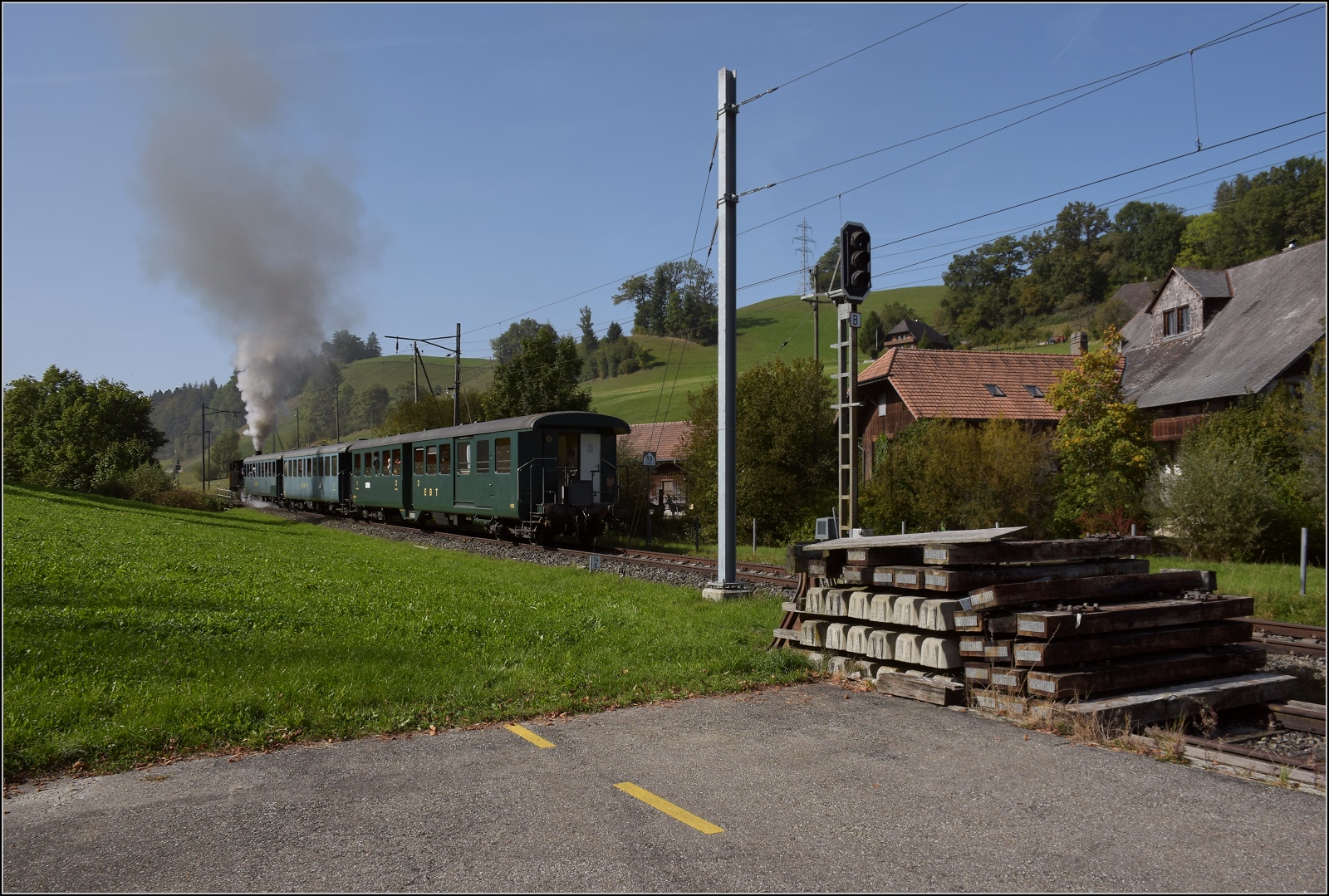Dampftage Huttwil.

SMB Ed 3/4 2 fährt in Dürrenroth aus. Oktober 2023