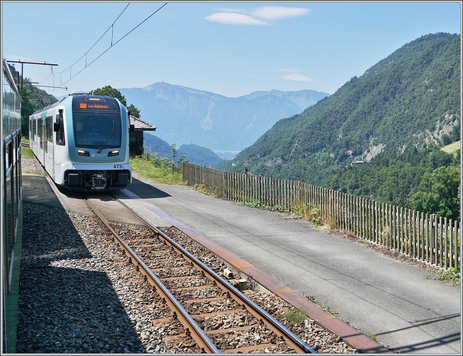 Das Bild mag gefallen, doch es hätte eigentlich gar nicht entstehen sollen: in Exergillod statt in Le Sépey kreuzt der talwärts fahrende Beh 4/8 592 den mindesten schon 15 Minuten verspäteten ABe 4/8 473. Immerhin: die Kreuzung wurde verlegt. Zudem gefällt mir der ABe 4/8 473 im Glacier 3000 Werbeanstrich ausgesprochen gut.

27. Juli 2024