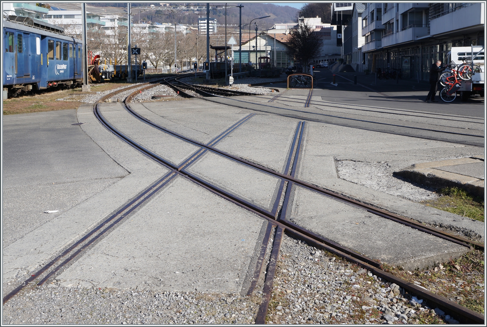 Das ehemalige Einsatzgebiet des Te 1/2: gut zu erkennen das die Schmalspurgleise der CEV MVR kreuzende Normalspurgeleis die Richtung der ehemaligen Industrieanlagen im Hintergrund des Bildes. Ich stehe bei dieser Aufnahme auf dem Parkplatz dort gab es früher eine Drehscheibe, welche es erlaubte die Normalspurigen 2 achsigen Güterwagen um 90° zu drehen um auf diese Gleis zu gelangen.

16. Feb. 2023