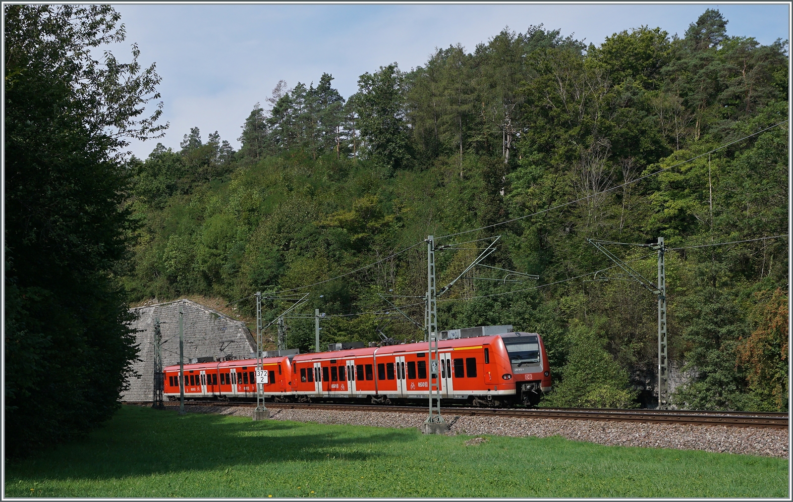 DB 426 im Einsatz auf der Strecke Singen - Schaffhausen bei Thayngen; da infolge von Personalmangel die Züge nur im Stundentakt verkehrten, wurden sie in Doppeltraktion angeboten, so dass zumindest mathematisch die Sitzplatz-Kapazität pro Stunde stimmte...

30. August 2022